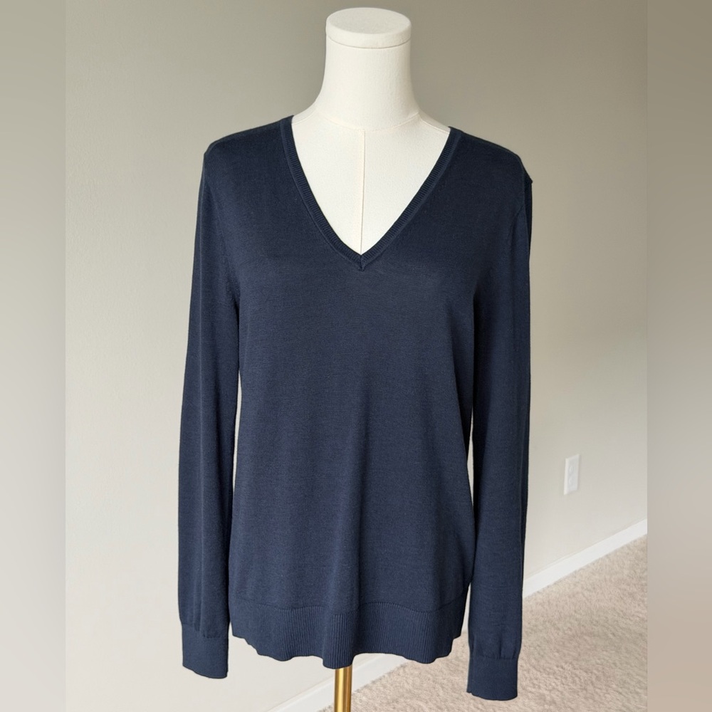 Banana Republic Factory Preppy Navy Forever V-Neck Sweater / Capsule Wardrobe - Picture 2 of 10
